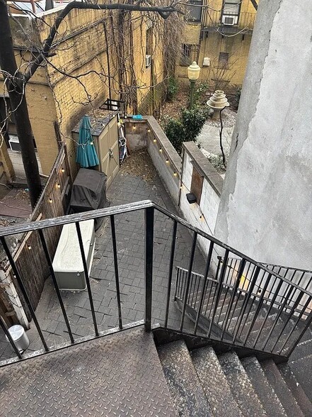 Building Photo - 410 E 13th St