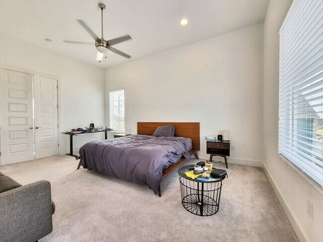 Building Photo - Spacious & Modern 3BR 2.5/BA Home with Lar...