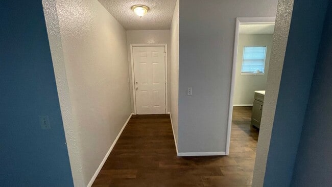 Building Photo - inviting & comfortable3 Bed 1 Bath House