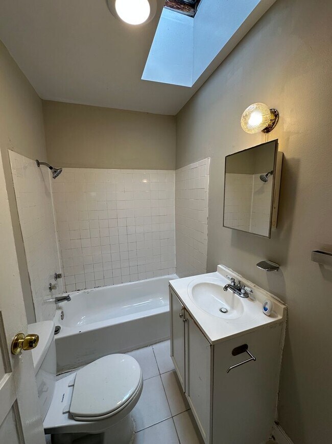 Building Photo - 412 E Walnut Ln