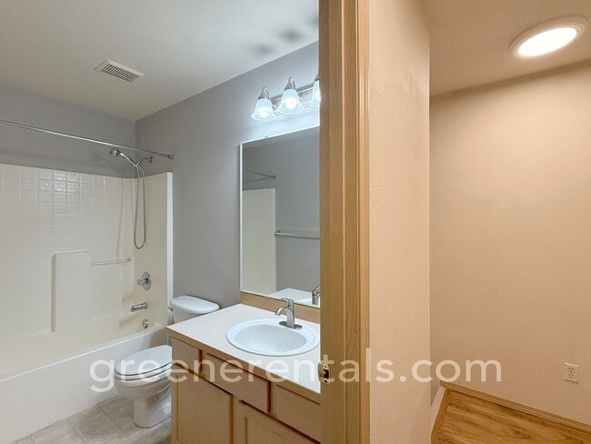 Building Photo - 3BR/2.5BA Townhome in Established Olympia Neighborhood