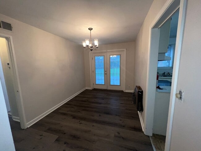 Building Photo - 4 bedroom  2 bathroom single family home