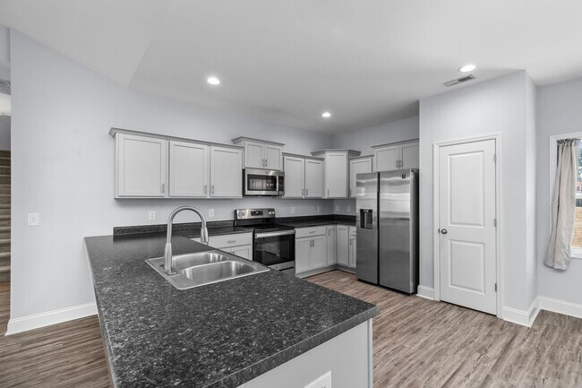 Building Photo - 3 bedroom 2 bathroom with a bonus room