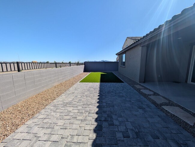 Building Photo - 4 Bedroom 3 Bathroom Home