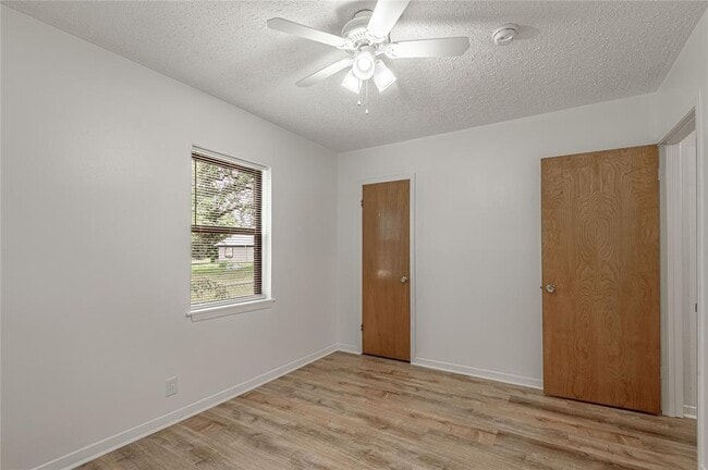 Building Photo - 107 Town and Country Dr