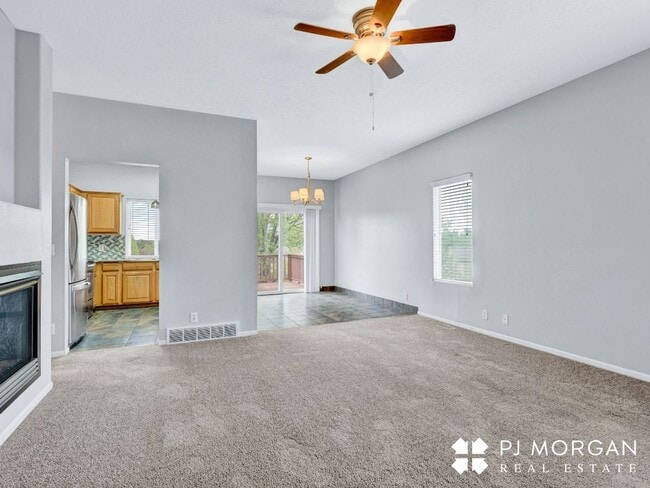 Building Photo - Charming 3 bedroom, 2 bathroom Duplex with 2 Car Garage