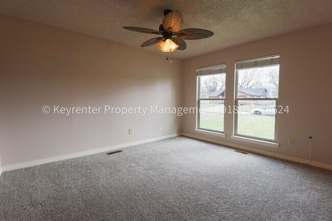 Building Photo - Beautifully Updated Home in Prime East Tulsa Location