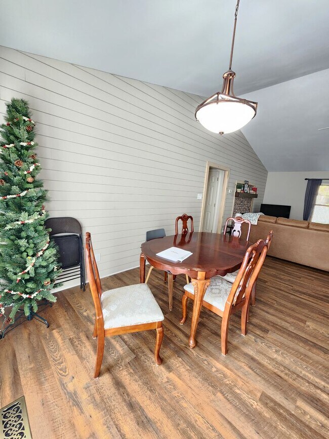 Building Photo - 3232 Fairoaks Dr