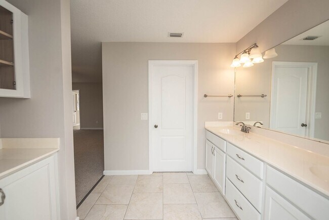 Building Photo - Welcome to this spacious three-bedroom, three-bath home in the heart of Palm Bay