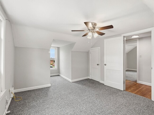 Building Photo - 4 Bedroom/1 Bathroom Home with Fenced Yard Available in SE Roanoke!
