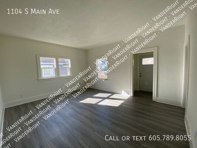 Building Photo - Charming 3 Bedroom House With Office & Fen...