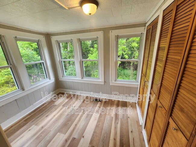 Building Photo - 208 Croft St