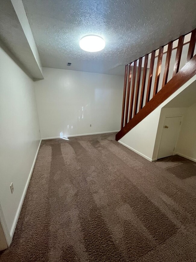Building Photo - 4 Bedroom 2 Bath Single Family Home