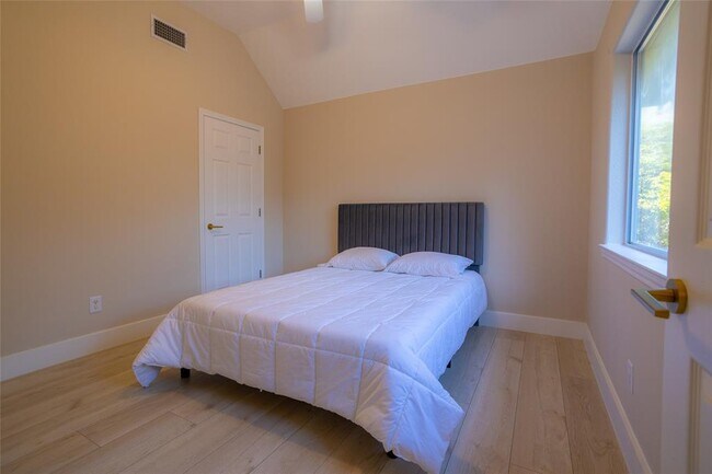 Building Photo - 18101 Montevista Cove