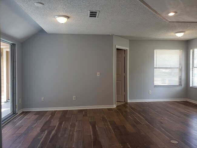 Building Photo - Spacious Townhome in the Heart of Dr. Phil...