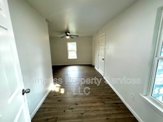 Building Photo - 300 N Oak Dr