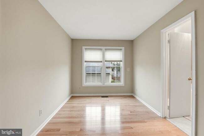 Building Photo - 9420 Lakeside Dr