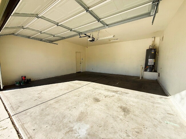 Building Photo - "Charming 3-Bed, 2-Bath Oasis with 1,430 Sq Ft in Phoenix's Heart!"