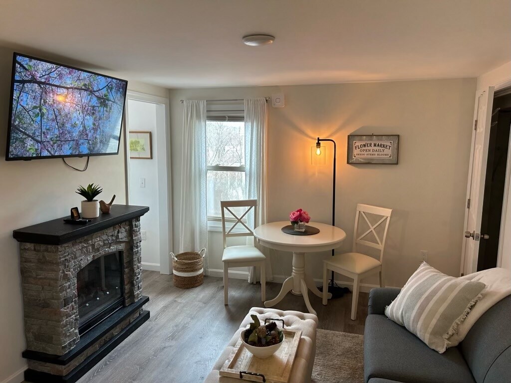 Building Photo - 64 Church St