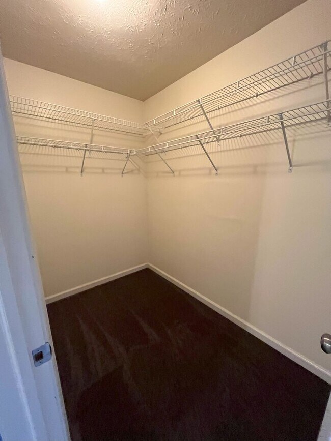 Building Photo - COZY 2 BR+DEN IN GREAT NEIGHBORHOOD