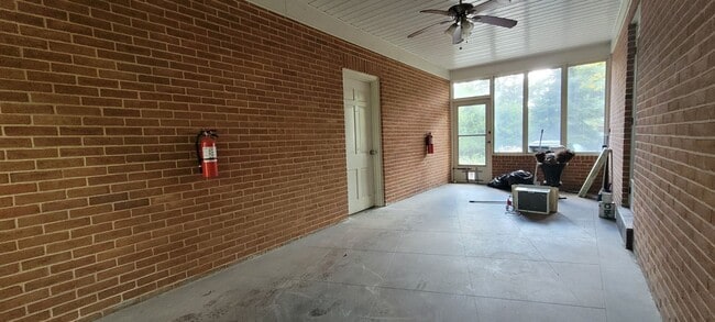 Building Photo - Spacious 3 bedroom 2.5 bathroom home in Ha...