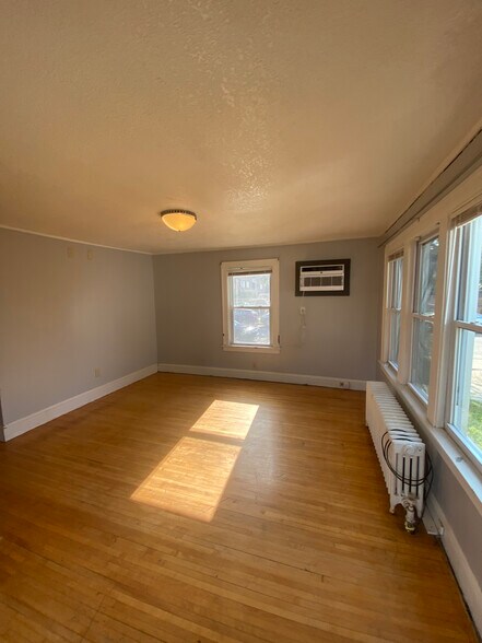 Building Photo - 809 13th Ave SE