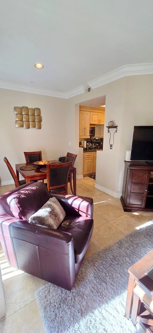 Building Photo - Short or long term available! Beautiful furnished 1 bedroom located in the heart of the strip!