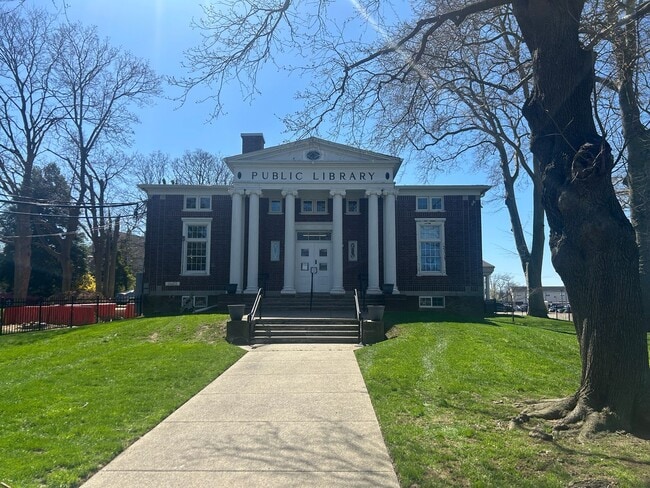 Building Photo - 347 Norwood Ave