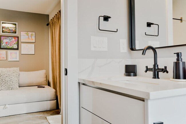 Building Photo - Modern 3 bed/ 2.5 bath townhome in Ballard!
