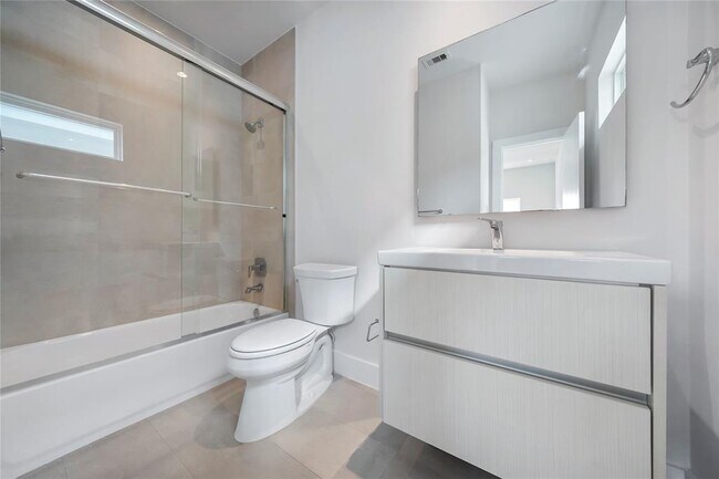 Building Photo - 5509 Paraiso Pl