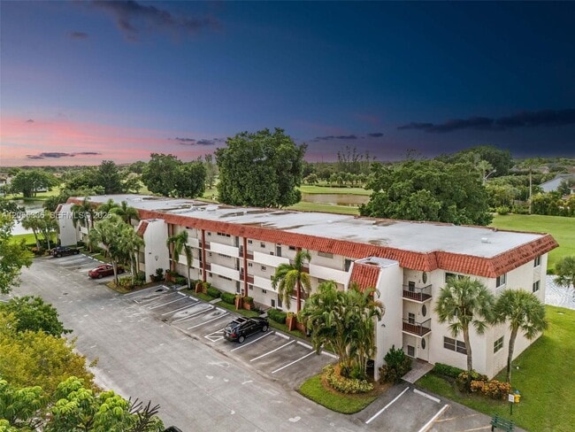 Building Photo - 9811 N Hollybrook Lake Dr