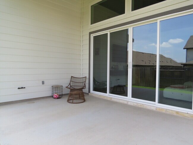 Building Photo - 404 Lariat Lp