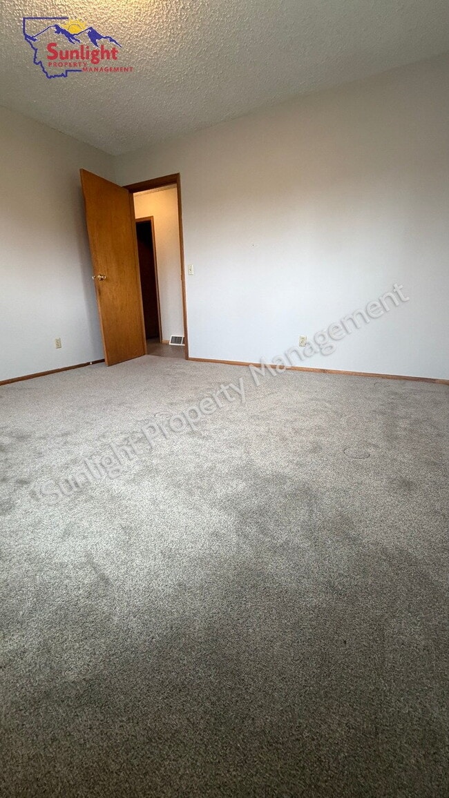 Building Photo - Spacious 2 Bedroom, 1 Bath Duplex with Garage and Laundry Room