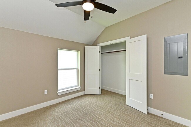 Building Photo - 1202 Cometa St