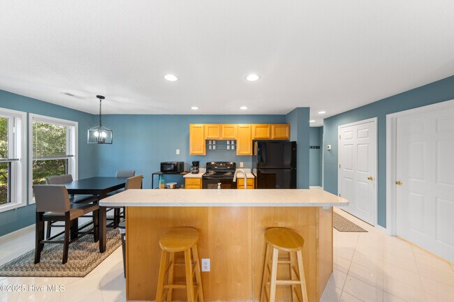 Building Photo - 3350 Club Villas Dr