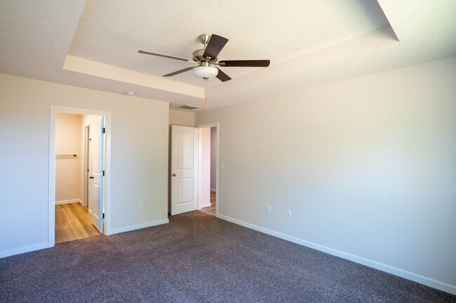 Building Photo - Beautiful newer 3 bed home with 3 car garage