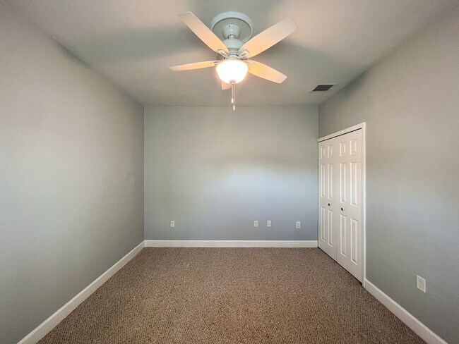 Building Photo - 3BR/2.5BA Townhouse in Sorrento - availabl...