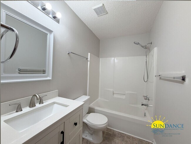 Building Photo - Newly Renovated 3 Bedroom Townhouse in Fort Walton Beach!