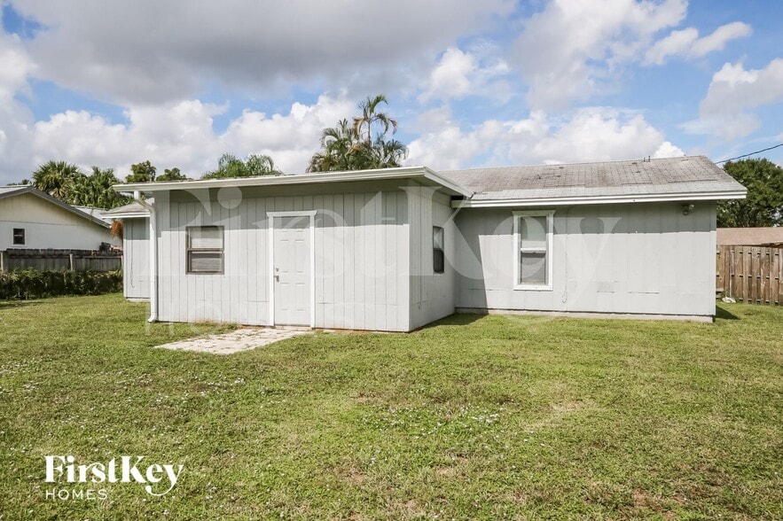 Building Photo - 462 SE Streamlet Ave