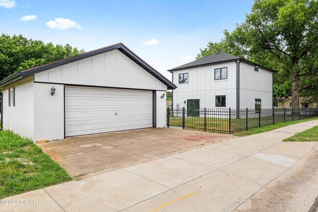 Building Photo - 2836 E 15th St