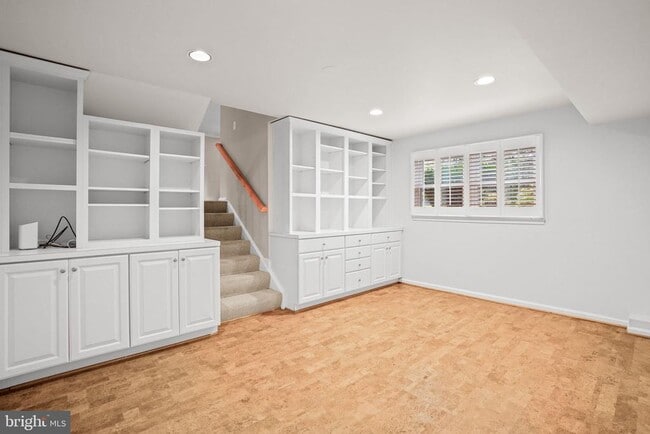 Building Photo - 1415 Mayflower Dr
