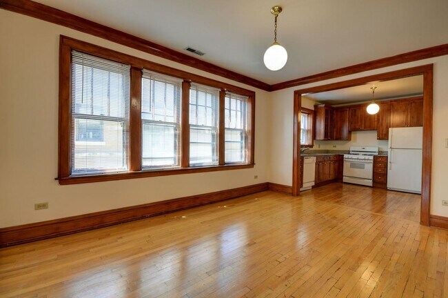 Building Photo - 706 W Wellington Ave