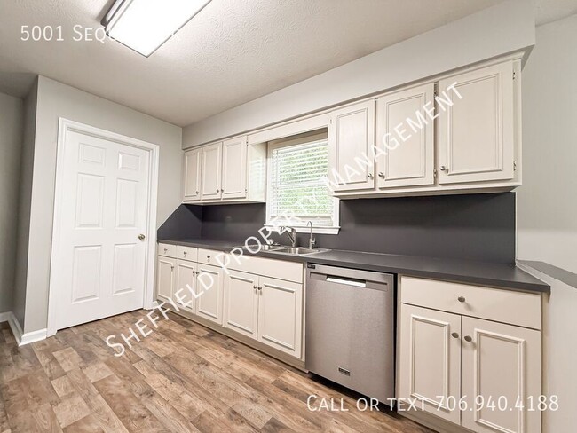 Building Photo - 5001 Sequoia Dr