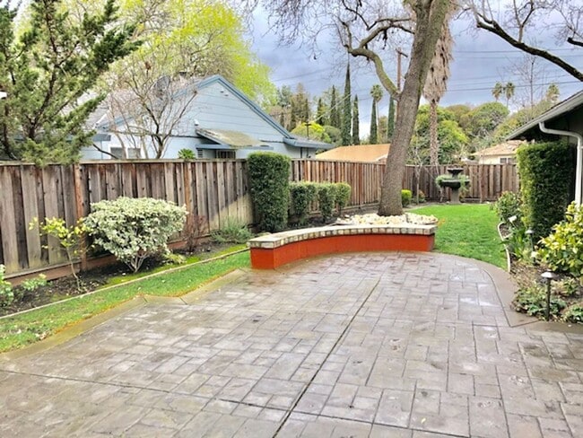 Building Photo - Spectacular 3 Bed, 1 Bath, 1,087 sqft House in Pleasant Hill available now for lease!