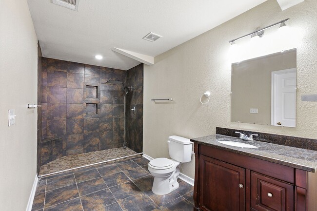 Building Photo - Walk to campus! Walk downtown! Fenced yard! Flat Rate Utilities!