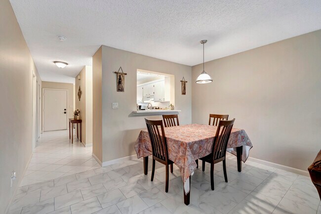 Building Photo - 5943 Areca Palm Ct
