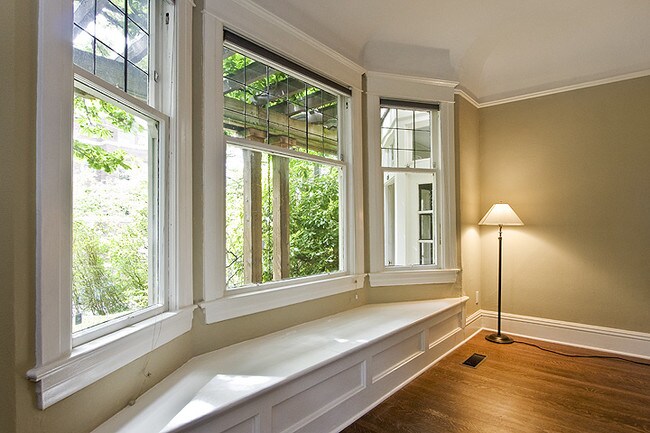 Building Photo - 604 West Galer Street - 2 bedrooms