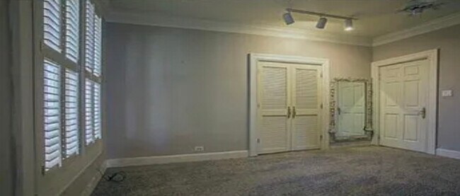 Building Photo - 401 James St