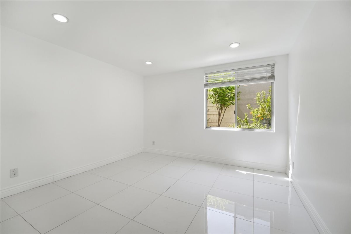 Building Photo - 5301 Balboa Blvd