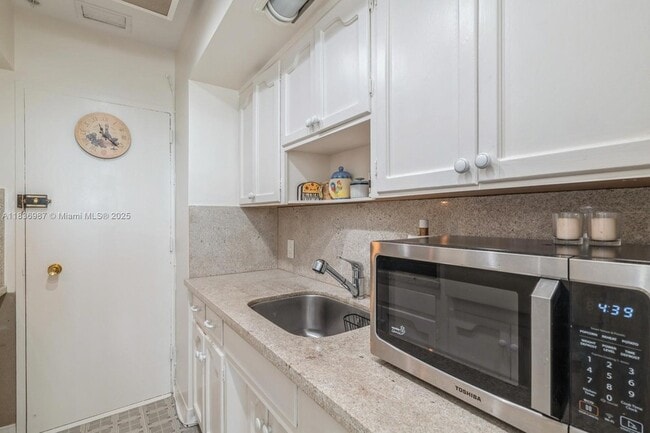 Building Photo - 4925 Collins Ave